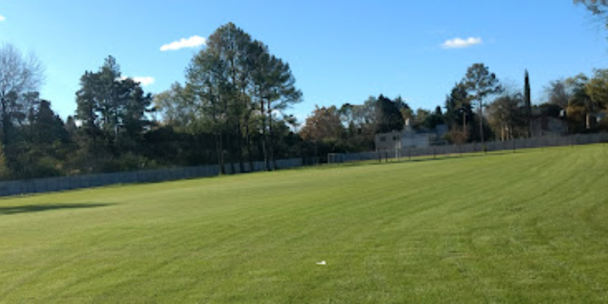 Cancha de césped natural de la sede Argerich, en Pilar